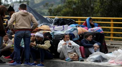 Venezolanos se han agolpado en el puente de Rumichaca para ingresar a Ecuador desde 2018.