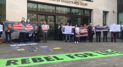 Activistas que defienden a Julian Assange estuvieron afuera de la corte de Westminster. 