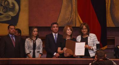 Patricia Esquetini (segunda desde la derecha) recibe el nombramiento de vocal del CJ de manos de la expresidenta de la Asamblea Nacional, Elizabeth Cabezas.