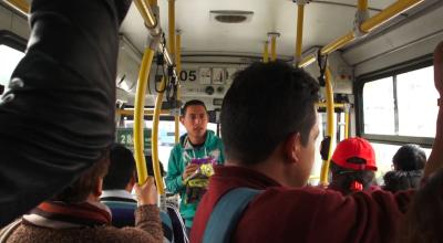 El venezolano Germán Ventura se gana la vida vendiendo golosinas en los buses del sistema de transporte municipal de Quito.