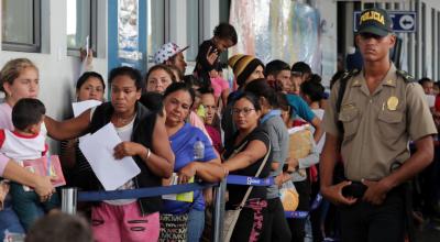 Miles de venezolanos se agolparon en la frontera con Perú para intentar ingresar antes de que entre en vigencia la existencia de visa y pasaporte.