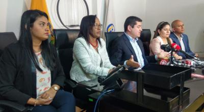 Victoria Desintonio, Rosa Chalá, José Tuárez, María Fernanda Rivadeneira y Walter Gómez, en la rueda de prensa sobre la falta de claridad de los archivos del CPCCS.