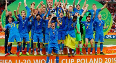 Los jugadores de la selección de Ucrania levantan el trofeo que los acredita como campeones del Mundial sub 20 de Polonia 2019.