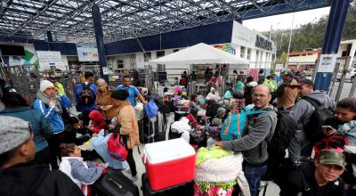 Miles de venezolanos llegan a la frontera entre Ecuador y Colombia