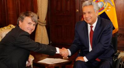 A la izquierda,  el director de Ashmore Group, Mark Coombs y a la derecha, el Presidente Lenín Moreno durante una reunión este martes, 18 de junio, en el Palacio de Carondelet.