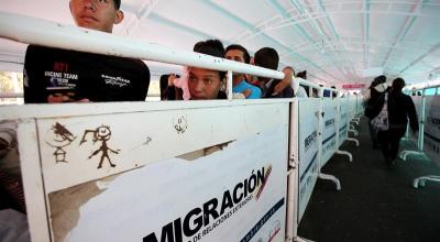 Migrantes venezolanos esperan para ingresar a Ecuador en Rumichaca, puesto fronterizo entre Colombia y Ecuador.