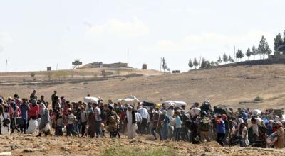 Refugiados sirios esperan en la frontera con Turquía tras dejar sus hogares. Los sirios representan el mayor grupo de refugiados a escala mundial.