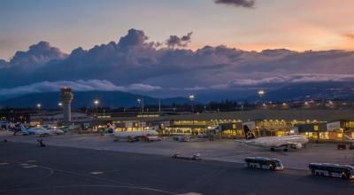 Aviones de distintas aerolíneas en la terminal de pasajeros del aeropuerto Mariscal Sucre, de Quito.