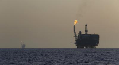 Imagen referencial de plataforma petrolera en Oriente Medio. 