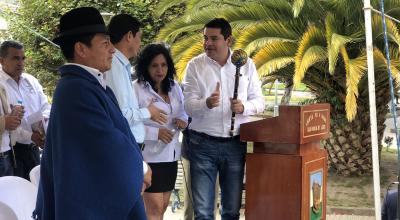 El viernes 21 de junio, Tuárez recibió un bastón de mando de los indígenas de la parroquia San Pablo del Lago, en Otavalo. 