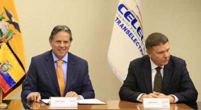 El gerente de Celec, Robert Simpson, y el representante de Tyazhmash, Serguei Trifonov, en la firma del contrato.