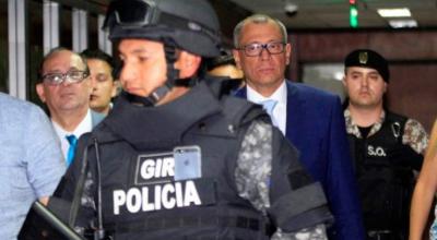 Jorge Glas, escoltado por policías durante su juicio por asociación ilícita, en 2017. 