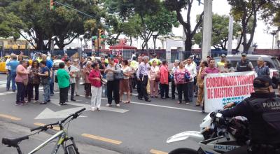 Decenas de maestros reclamaron el pago de un incentivo de sus pensiones este lunes 24 de junio en Guayaquil. 