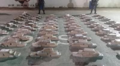 La Unidad Antinarcóticos incautó cocaína, envuelta en la modalidad "ladrillo", en una lancha en Esmeraldas. 