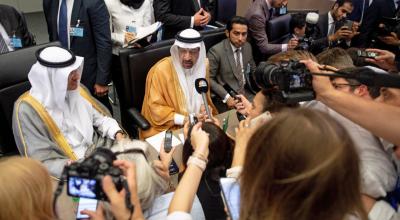 El ministro saudí de Energía, Khalid al-Falih (c), atiende a los medios durante una reunión de la Organización de Países Exportadores de Petróleo (OPEP)