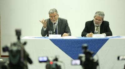 El vicepresidente del CNE, Enrique Pita, y el consejero Luis Verdesoto.