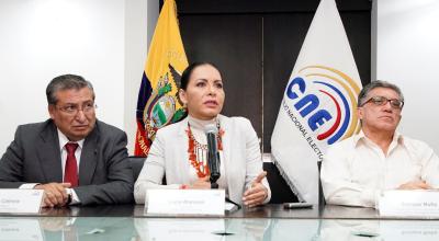 El consejero José Cabrera, la presidenta Diana Atamaint y Enrique Mafla, en la rueda de prensa sobre el nuevo sistema electoral.