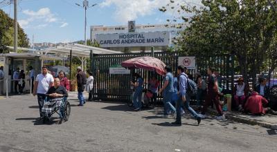 Pacientes en las afueras del hospital Carlos Andrade Marín, el 3 de julio de 2020.