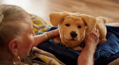 La compañía Tombot, ubicada en Santa Clarita, al norte de Los Ángeles, ha creado un cachorro robot para ayudar a adultos mayores.