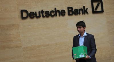 Un ejecutivo abandona una de las sedes de Deutsche Bank, portando una caja con sus pertenencias.