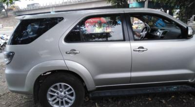 Imagen del auto en el que viajaba el Fiscal Karolys, quien murió asesinado este 10 de julio. 