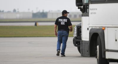 Oficiales del Servicio de Inmigración y Control de Aduanas (ICE, por sus siglas en inglés) realizan controles de migración en Estados Unidos.