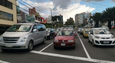 Tránsito vehicular en la esquina de las avenidas La Coruña y Francisco de Orellana, en Quito.