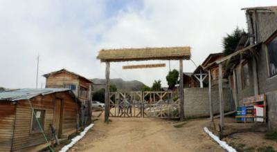 La fachada del campamento del proyecto minero Río Blanco, en Azuay.