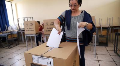 Una mujer deposita su voto durante las elecciones seccionales de 2019.