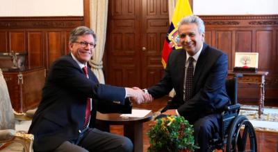 El presidente Lenín Moreno, junto a José Miguel Vivanco, representante de Human Right Watch para las Américas.