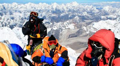 Imagen de archivo de un grupo de escaladores llegando a la cumbre del monte Everest, en Nepal.