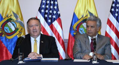  El presidente de Ecuador Lenin Moreno (d) escucha al secretario de Estado de Estados Unidos Mike Pompeo durante una rueda de prensa en Guayaquil, este 20 de julio del 2019.