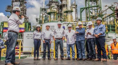 Alex Bravo pronuncia un discurso durante la inauguración de la repotenciación de la Refinería de Esmeraldas, el 17 de diciembre de 2015. Entre los asistentes están el el exvicepresidente Jorge Glas y el exministro Carlos Pareja Yannuzzelli.