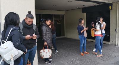 Venezolanos acudieron a la Embajada en Quito para solicitar información sobre la exigencia de visa