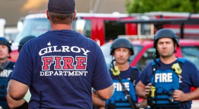 Personal de emergencia y de la Policía acudió al lugar del tiroteo en Gilroy, Estados Unidos. 