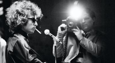 D.A. Pennebaker filma a Bob Dylan en concierto.