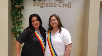 Pamela Troya (derecha) y Gabriela Correa se casaron en el Registro Civil, en Quito, el 5 de agosto de 2019.