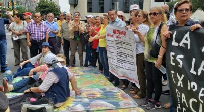 Los maestros jubilados en Guayaquil están a la espera de que sus representantes firmen un acuerdo con el Gobierno para deponer la huelga de hambre. 