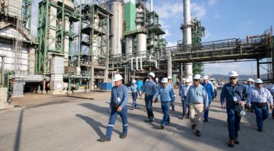 Autoridades hidrocarburíferas supervisan operaciones en Refinería Esmeraldas.