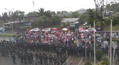 Un grupo de personas protestó durante varias horas en Sucumbíos y trató de tomar control del bloque petrolero 62. 