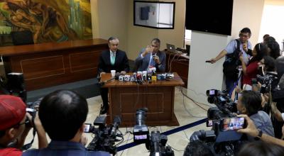 Foto Archivo: febrero de 2018 . (Andes).-Luego de comparecer en la Fiscalia del Guayas, el expresidente Rafael Correa junto a Alexis Mera, exsecretario jurídico de la presidencia. 