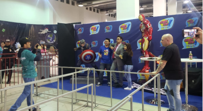 Fanáticos de los superhéroes aprovecharon para tomarse fotos con Braulio Ledesma, el mexicano que imita a Tony Stark. 