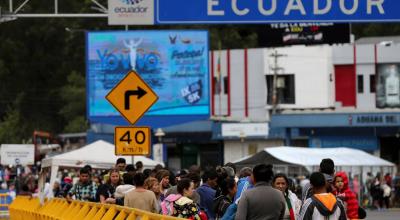 Ciudadanos venezolanos esperan su turno el puente de Rumichaca, en la frontera entre Ecuador y Colombia.