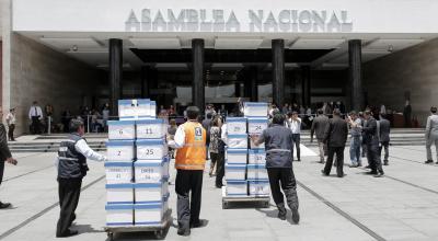 11 de septiembre de 2017. El contralor Pablo Celi entregó 43 cajas con 130.000 hojas por pedidos de información.