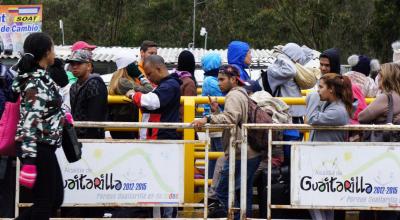 Inmigrantes venezolanos en el puente de Rumichaca, en la frontera entre Ecuador y Colombia.