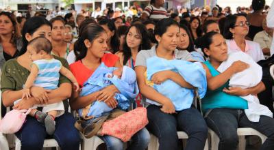 Madres asisten a una charla sobre los beneficios de la lactancia materna