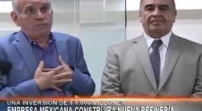 Santiago Cuesta (izq.) presenta al empresario mexicano Bulmaro Delgado Bahena (der.), el 15 de agosto de 2019.