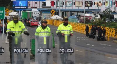 Policías de Ecuador controlan el Puente Rumichaca, frontera con Colombia y donde el flujo de ciudadanos venezolanos ha disminuido. 