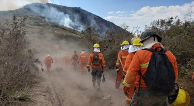 Esta madrugada, se reanudaron las operaciones de control del incendio forestal registrado en la Reserva Geobotánica Pululahua. 