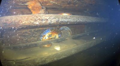 Fotografía cedida por el servicio de Parques de Canadá donde se muestran unos platos y otros artefactos en estantes al lado de una mesa de comedor para miembros de la tripulación de menor rango en el interior del navío HMS Terror. El Gobierno de Canadá dio a conocer este miércoles las primeras imágenes del interior del navío HMS Terror, un buque del explorador británico John Franklin que desapareció en el Ártico en 1846 cuando intentaba atravesar el Pasaje del Noroeste.